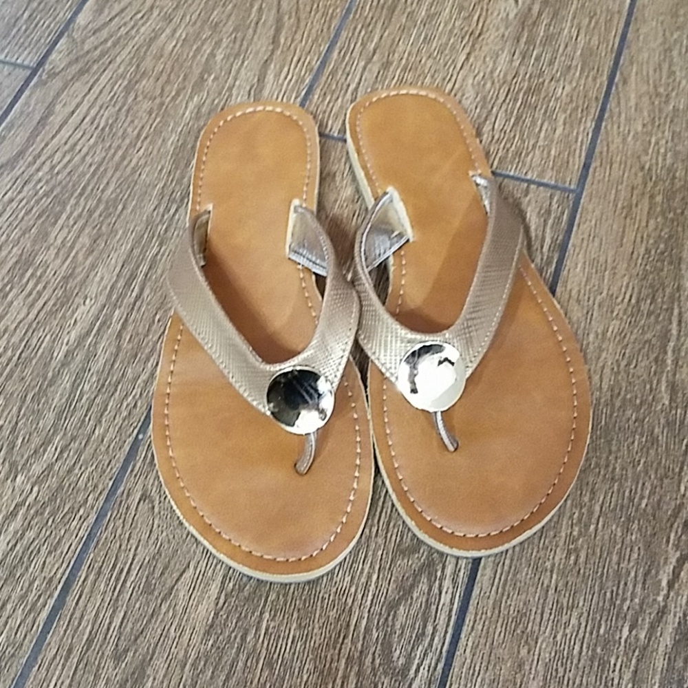 Flip flops Size 6 LIKE NEW!